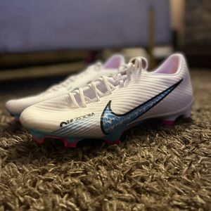 hi everyone!! I’m selling these nike air zoom cleats!! They are brand new!!